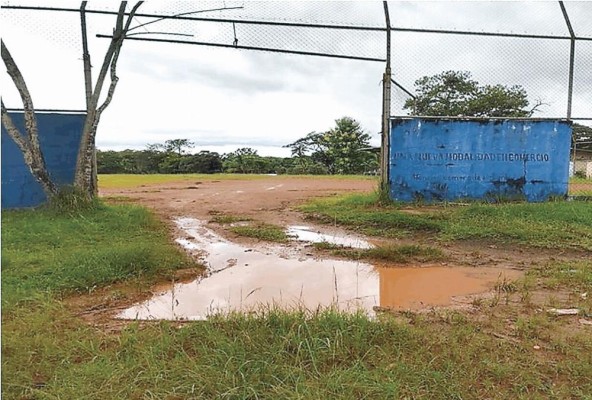 Fachada de la cancha de fútbol de San Francisco, muestra de la desidia gubernamental. Fachada de la cancha de fútbol de San Francisco, muestra de la desidia gubernamental.