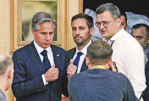 El secretario de Estado de EE.UU., Antony Blinken (i), y el canciller de Ucrania, Dmytro Kuleba (d). El secretario de Estado de EE.UU., Antony Blinken (i), y el canciller de Ucrania, Dmytro Kuleba (d).