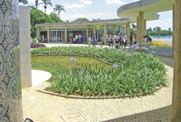 Jardines de Casa do Baile de Pampula, Belo Horizonte, Minas Gerais, Brasil. El edificio es de Oscar Niemeyer. Jardines de Casa do Baile de Pampula, Belo Horizonte, Minas Gerais, Brasil. El edificio es de Oscar Niemeyer.