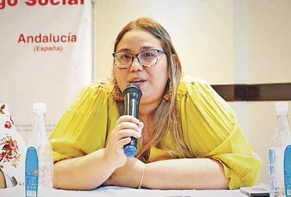 Luisa Fuentes. Dirigente sindical Es secretaria general del Sindicato de Trabajadores y Trabajadoras de la Industria de los Materiales de la Construcción y presidenta del Comité de Mujeres de Convergencia Sindical. Luisa Fuentes. Dirigente sindical Es secretaria general del Sindicato de Trabajadores y Trabajadoras de la Industria de los Materiales de la Construcción y presidenta del Comité de Mujeres de Convergencia Sindical.