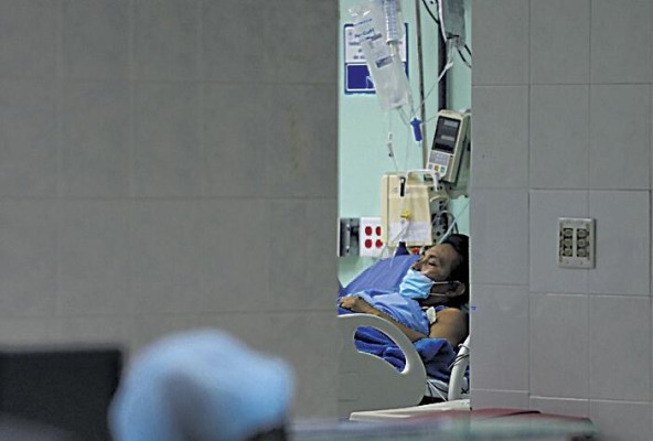 Los hospitales se están quedando sin camas para atender a los pacientes con Covid-19. Los hospitales se están quedando sin camas para atender a los pacientes con Covid-19.