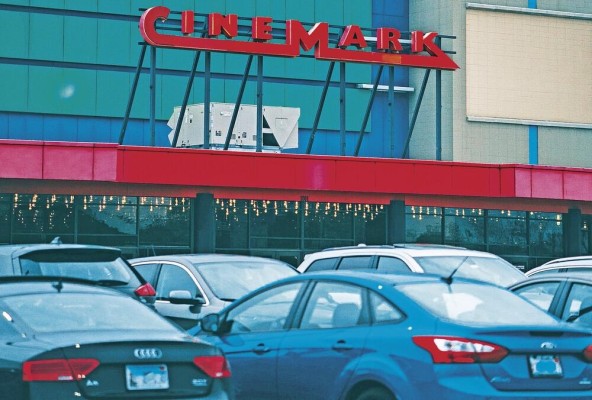 El cierre de las salas de cine, aunque es temporal, ha dejado un sentimiento de incertidumbre en las compañías de promoción, sin embargo, se mantienen con el apoyo de los gigantes productores. El cierre de las salas de cine, aunque es temporal, ha dejado un sentimiento de incertidumbre en las compañías de promoción, sin embargo, se mantienen con el apoyo de los gigantes productores.