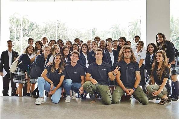 El equipo dicta charlas a colectivos estudiantiles. El equipo dicta charlas a colectivos estudiantiles.