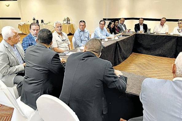 En le reunión estuvieron presentes el expresidente Martín Torrijos, dirigentes del PP, y fue invitado Rubén Arosemena, ex vicepresidente de la República durante el mandato de Torrijos. En le reunión estuvieron presentes el expresidente Martín Torrijos, dirigentes del PP, y fue invitado Rubén Arosemena, ex vicepresidente de la República durante el mandato de Torrijos.