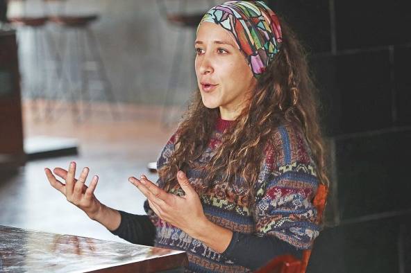 Taha, como apasionada de la buena mesa, tiene 15 años de experiencia en los fogones. Constantemente investiga los alimentos, lo que la llevó hasta Harvard para exponer el proyecto de Sabores Silvestres. Taha, como apasionada de la buena mesa, tiene 15 años de experiencia en los fogones. Constantemente investiga los alimentos, lo que la llevó hasta Harvard para exponer el proyecto de Sabores Silvestres.