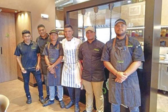 El chef Jorge Jurado hijo y su equipode trabajo en Tamarindo El chef Jorge Jurado hijo y su equipode trabajo en Tamarindo