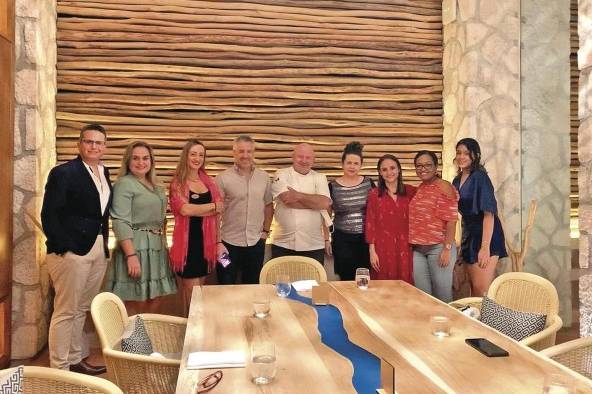 Periodistas junto al chef Franco Maddalozzo en el hotel Xcaret Arte. Periodistas junto al chef Franco Maddalozzo en el hotel Xcaret Arte.