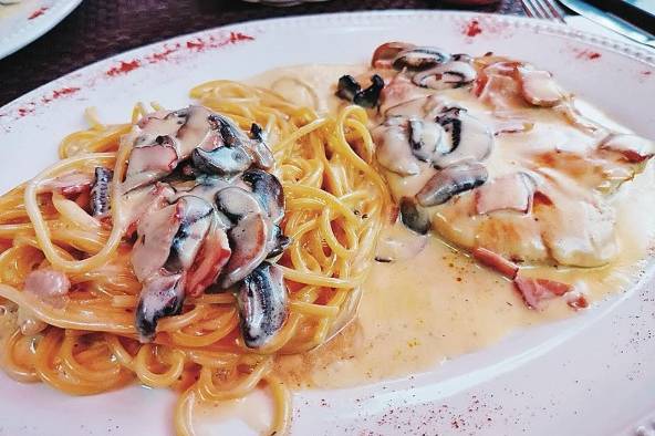 Spaghetti boscaiola con filete de pechuga Spaghetti boscaiola con filete de pechuga