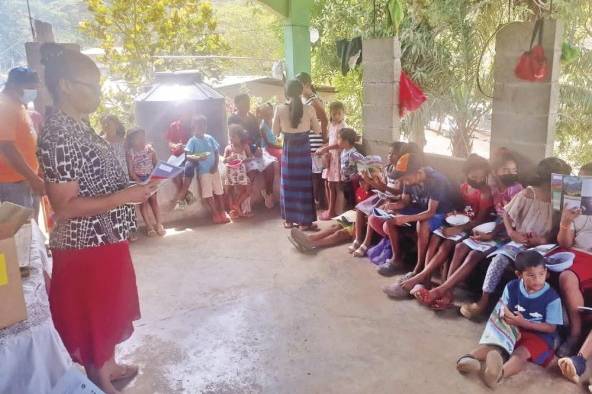 La oenegé también realiza actividades para enseñar a los niños a leer y a escribir. La oenegé también realiza actividades para enseñar a los niños a leer y a escribir.