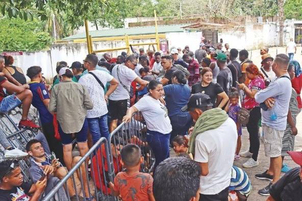 Migrantes hacen fila en espera de peticiones de asilo, en la ciudad de Tapachula en el estado de Chiapas (México). Migrantes hacen fila en espera de peticiones de asilo, en la ciudad de Tapachula en el estado de Chiapas (México).