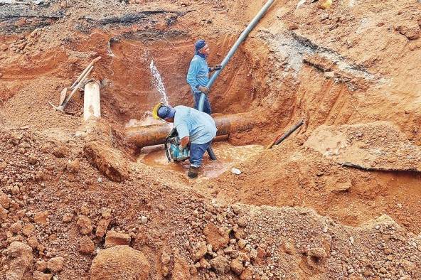 La institución conecta una tubería alterna para enviar el suministro a 19 barriadas de la costa oeste, ubicadas en puntos altos. La institución conecta una tubería alterna para enviar el suministro a 19 barriadas de la costa oeste, ubicadas en puntos altos.