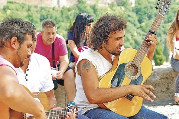 La musicoterapia, una alternativa terapéutica que plantea a través de la relajación atender necesidades físicas, emocionales, mentales, sociales y cognitivas. La musicoterapia, una alternativa terapéutica que plantea a través de la relajación atender necesidades físicas, emocionales, mentales, sociales y cognitivas.