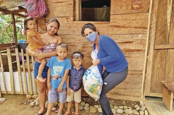 Doris Batista (Iz.), creadora de la Fundación Alimentando Sueños por Panamá, entrega alimentos a una familia de bajos recursos. Doris Batista (Iz.), creadora de la Fundación Alimentando Sueños por Panamá, entrega alimentos a una familia de bajos recursos.