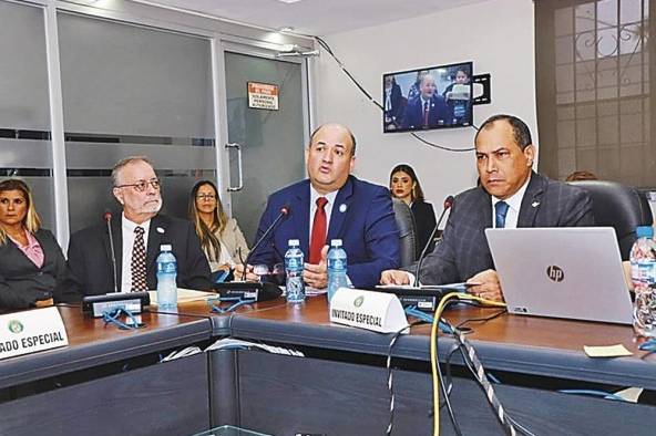 Los magistrados Eduardo Valdés Escoffery (izq.), Alfredo Juncá (c) y Luis Guerra (der.) Los magistrados Eduardo Valdés Escoffery (izq.), Alfredo Juncá (c) y Luis Guerra (der.)