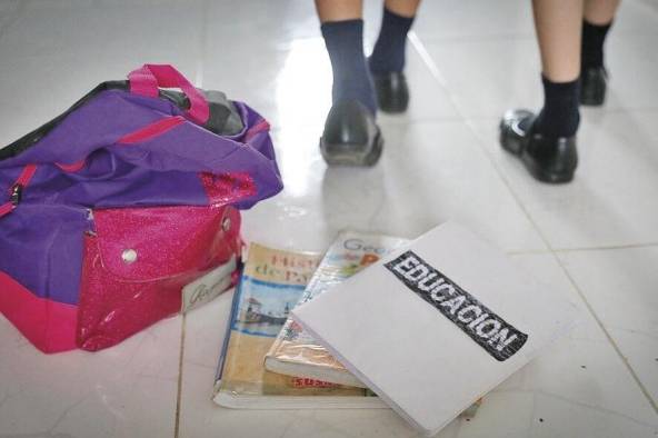 Cada año, aproximadamente 14 mil alumnos dejan las aulas. Cada año, aproximadamente 14 mil alumnos dejan las aulas.