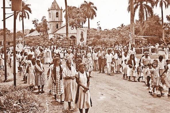 Procesión de Santa María Auxiliadora en Soná, Veraguas, Panamá, 1953. Smithsonian Institution, EE.UU. Procesión de Santa María Auxiliadora en Soná, Veraguas, Panamá, 1953. Smithsonian Institution, EE.UU.