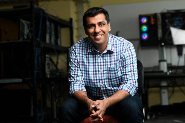 El Dr. Roozbeh Sadeghian, profesor asociado de Analítica en HU y conductor de importantes investigaciones que se basan en el nexo de la ciencia y la ingeniería del diagnóstico clínico. El Dr. Roozbeh Sadeghian, profesor asociado de Analítica en HU y conductor de importantes investigaciones que se basan en el nexo de la ciencia y la ingeniería del diagnóstico clínico.