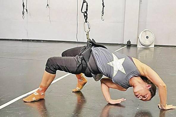 Ensayo: “Levedad Compartida” 2022. Bailarín Andrea González Ensayo: “Levedad Compartida” 2022. Bailarín Andrea González