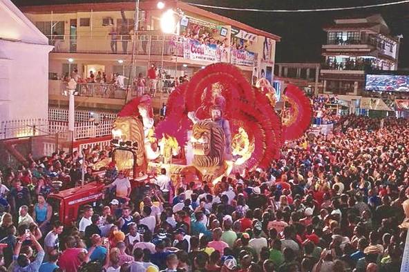 Las tunas apoyan a sus reinas día y noche. Las tunas apoyan a sus reinas día y noche.