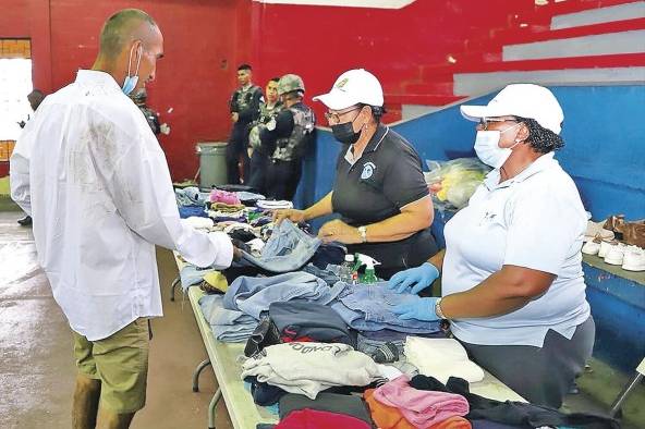Las personas sin hogar captadas en operativos reciben ropa limpia, aseo personal y atención médica. Las personas sin hogar captadas en operativos reciben ropa limpia, aseo personal y atención médica.