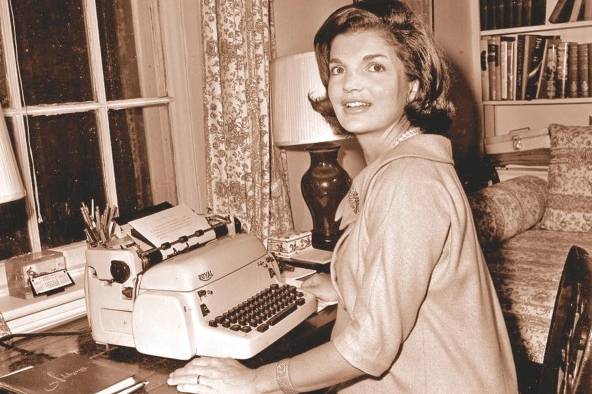 Jacqueline 'Jackie' Kennedy, una de las primeras damas más icónicas de EE.UU., sentó las bases de una gestión femenina moderna dentro de la Casa Blanca. Jacqueline 'Jackie' Kennedy, una de las primeras damas más icónicas de EE.UU., sentó las bases de una gestión femenina moderna dentro de la Casa Blanca.