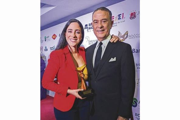 GALARDÓN. “En perspectiva”, de la emisora Omega Stereo 107.3, ganó la categoría de Mejor programa radial de análisis en los premios Victoria de la Universidad Santa María la Antigua (USMA). Los conductores del programa expresaron su agradecimiento por el reconocimiento al programa. El equipo de periodistas de este programa informativo está formado por Guillermo Antonio Adames y Camila Adames, quienes recibieron el galardón en esta premiación, así como Rubén Darío Murgas, Eduardo Lim Yueng, Rodrigo Noriega y Dalia Pichel. GALARDÓN. “En perspectiva”, de la emisora Omega Stereo 107.3, ganó la categoría de Mejor programa radial de análisis en los premios Victoria de la Universidad Santa María la Antigua (USMA). Los conductores del programa expresaron su agradecimiento por el reconocimiento al programa. El equipo de periodistas de este programa informativo está formado por Guillermo Antonio Adames y Camila Adames, quienes recibieron el galardón en esta premiación, así como Rubén Darío Murgas, Eduardo Lim Yueng, Rodrigo Noriega y Dalia Pichel.