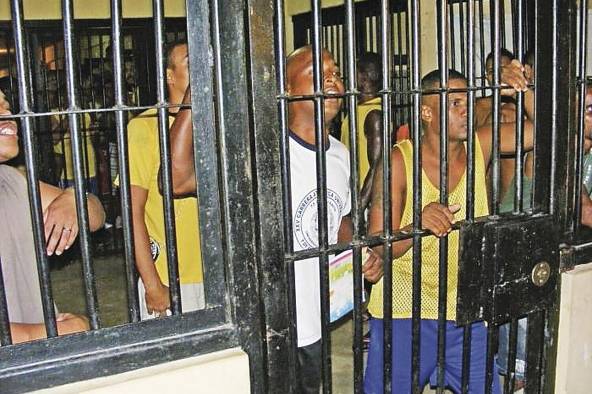 El centro penitenciario de Tinajitas era un cuartel de policía que, después de la caída de la dictadura, fue adaptado para alojar a reclusos. El centro penitenciario de Tinajitas era un cuartel de policía que, después de la caída de la dictadura, fue adaptado para alojar a reclusos.