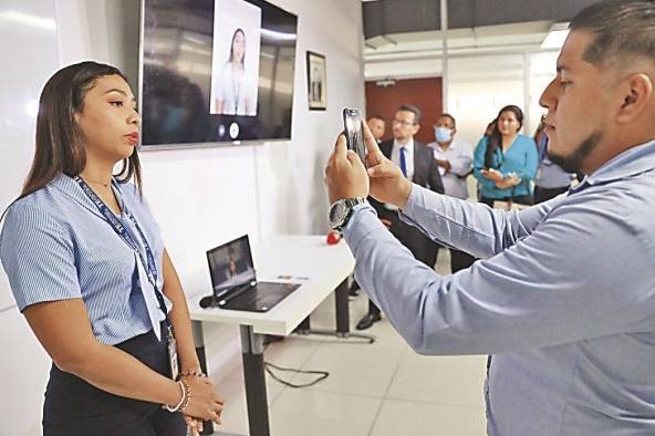 El Tribunal Electoral hizo una demostración pública del funcionamiento del sistema de recolección de firmas a través de la 'app'. El Tribunal Electoral hizo una demostración pública del funcionamiento del sistema de recolección de firmas a través de la 'app'.