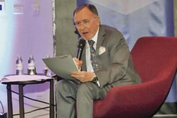 Periodista Fernán Molinos. Periodista Fernán Molinos.
