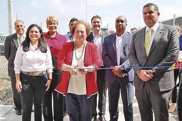 La embajadora Aponte participó junto al ministro de seguridad Juan Manuel Pino de la entrega de escáneres para combatir el tráfico de carga ilegal en los puertos de Panamá. La embajadora Aponte participó junto al ministro de seguridad Juan Manuel Pino de la entrega de escáneres para combatir el tráfico de carga ilegal en los puertos de Panamá.