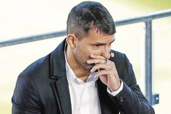 En 2003 debutó con tan solo 15 años en el Independiente de Avellaneda argentino. En 2003 debutó con tan solo 15 años en el Independiente de Avellaneda argentino.