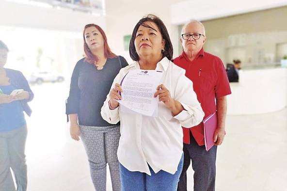 La precandidata Maribel Gordón acudió al Tribunal Electoral a presentar una nota en la que se queja de irregularidades. La precandidata Maribel Gordón acudió al Tribunal Electoral a presentar una nota en la que se queja de irregularidades.