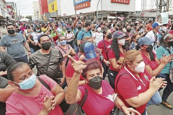 Docentes de la capital protestaron en los predios de la Asamblea, este jueves. Docentes de la capital protestaron en los predios de la Asamblea, este jueves.