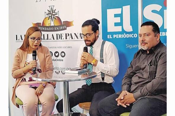 Johana Garay (i) y José Lasso (d), coautores del libro, durante la entrevista con el periodista Juan Cajar (c). Johana Garay (i) y José Lasso (d), coautores del libro, durante la entrevista con el periodista Juan Cajar (c).