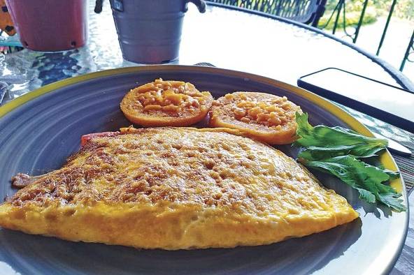 Omelette con champiñones y vegetales. Omelette con champiñones y vegetales.