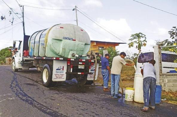 El censo reveló que 300 mil personas en Panamá viven sin acceso a agua potable. El censo reveló que 300 mil personas en Panamá viven sin acceso a agua potable.
