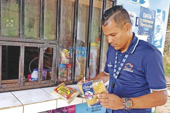 Inspectores de la Acodeco durante los operativos a diferentes comercios. Inspectores de la Acodeco durante los operativos a diferentes comercios.