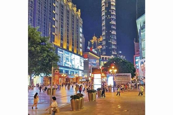 En el centro de la ciudad, los habitantes suelen vivir en los pisos altos de los edificios residenciales y de oficinas o servicios. En el centro de la ciudad, los habitantes suelen vivir en los pisos altos de los edificios residenciales y de oficinas o servicios.