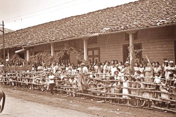 Multitud de personas bordeando una calle en Soná, Veraguas, Panamá, 1953. Smithsonian Institution, EE.UU. Multitud de personas bordeando una calle en Soná, Veraguas, Panamá, 1953. Smithsonian Institution, EE.UU.