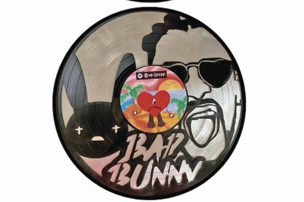 Disco decorativo de vinilo de Bad Bunny por Artopia Collections Disco decorativo de vinilo de Bad Bunny por Artopia Collections
