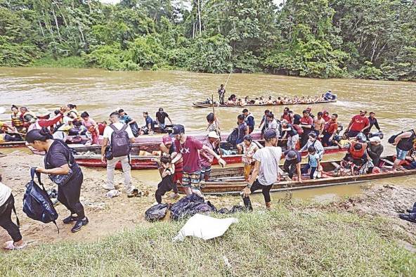 Se estima que más de 330.000 migrantes han atravesado la selva darienita en su camino a Norteamérica. Se estima que más de 330.000 migrantes han atravesado la selva darienita en su camino a Norteamérica.