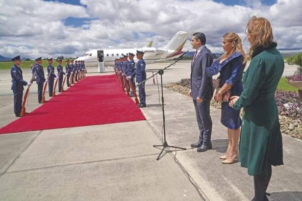 Carrizo Jaén fue recibido con honores en el Aeropuerto Internacional El Dorado, en Bogotá. Carrizo Jaén fue recibido con honores en el Aeropuerto Internacional El Dorado, en Bogotá.