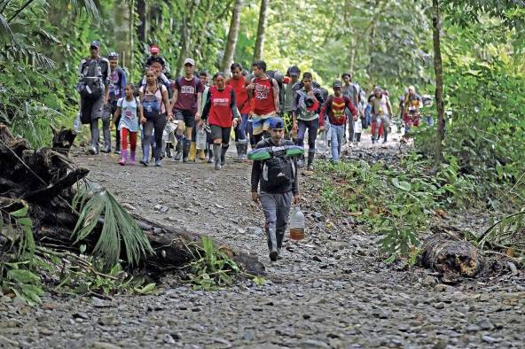 Un grupo de migrantes camina hacia el Darién durante su recorrido hacia Norteamérica. Crece la cantidad de niños que los acompañan. Un grupo de migrantes camina hacia el Darién durante su recorrido hacia Norteamérica. Crece la cantidad de niños que los acompañan.