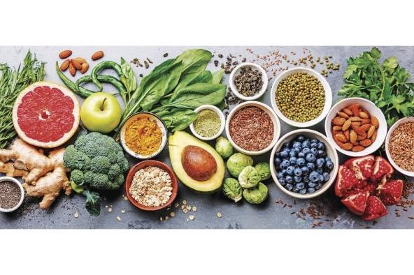 Una dieta balanceada en frutas, verduras y grasas saludables. Una dieta balanceada en frutas, verduras y grasas saludables.