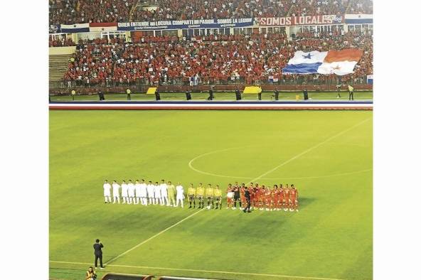 La selección jugó motivada por los aplausos y el coro permanente de animación, que le llegaba desde la tribuna. La selección jugó motivada por los aplausos y el coro permanente de animación, que le llegaba desde la tribuna.