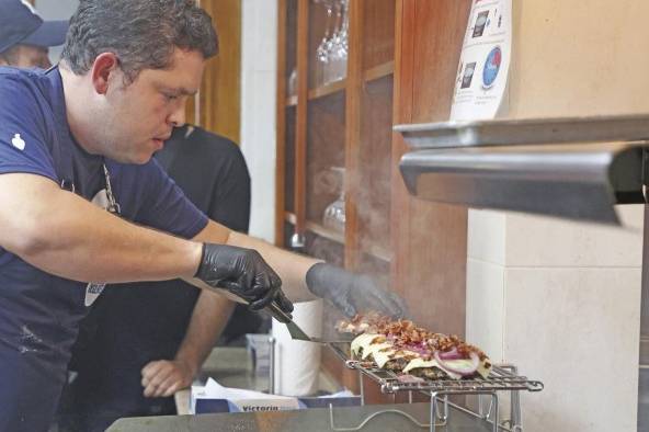 El chef Pascual armando sus hamburguesas El chef Pascual armando sus hamburguesas