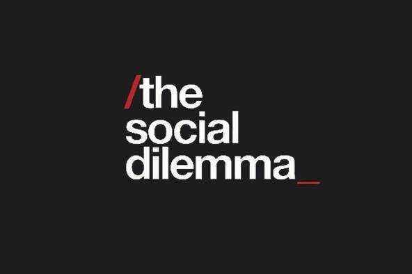 Las nuevas generaciones son las más afectadas por la ola de noticias falsas y contenido infinito, creando “fragilidad, dependencia y pérdida de la identidad personal”. Las nuevas generaciones son las más afectadas por la ola de noticias falsas y contenido infinito, creando “fragilidad, dependencia y pérdida de la identidad personal”.