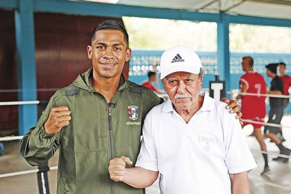 'El Científico' Núñez junto a su entrenador Gustavo Cervantes. 'El Científico' Núñez junto a su entrenador Gustavo Cervantes.