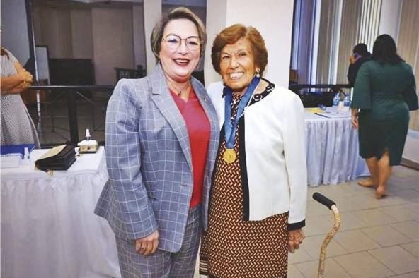 María Eugenia López Arias, magistrada presidenta de la Corte Suprema de Justicia (Izquierda), junto a la doctora Aura Emérita Guerra de Villalaz (Derecha). María Eugenia López Arias, magistrada presidenta de la Corte Suprema de Justicia (Izquierda), junto a la doctora Aura Emérita Guerra de Villalaz (Derecha).