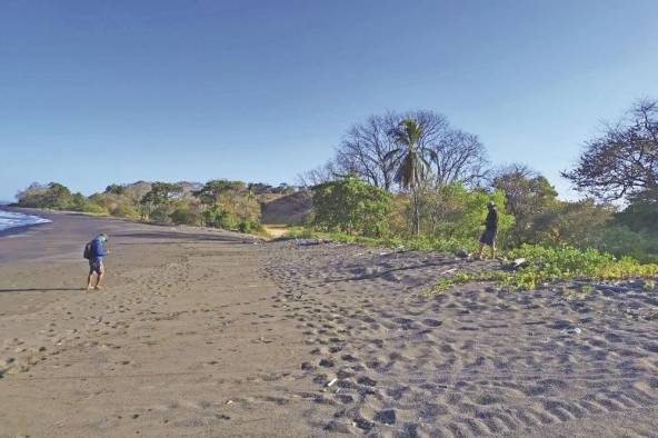 La playa El Gato tiene unos 800 m de largo y unos 18 m de ancho, con una pendiente de 4% en promedio. La playa El Gato tiene unos 800 m de largo y unos 18 m de ancho, con una pendiente de 4% en promedio.